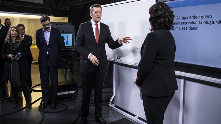 Bakan Selçuk'tan öğrencilere 40 dakika teneffüs sözü