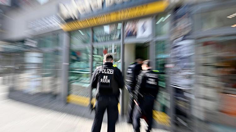 Almanya sokağa çıkma yasağını inceliyor