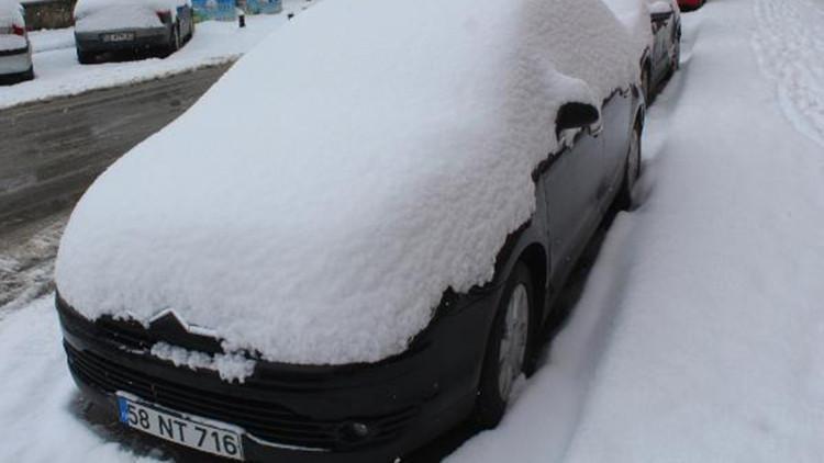 Sivas'ta 84 yerleşim biriminin yolu kardan kapandı