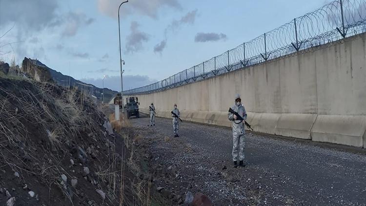 Mehmetçiğe, koronavirüse karşı koruyucu elbise ve maske