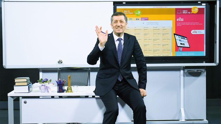 Uzaktan kumandalı ilk ders... Uzaktan eğitim başlıyor: Hangi ders saat kaçta?