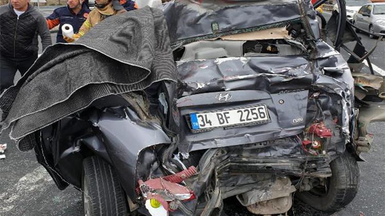Silivri'de otomobilin TIR'a çarpmasıyla 1 kişi yaralandı