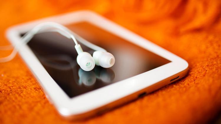 Uzmanlar uyarıyor: Koronavirüse karşı cep telefonu kulaklıkla kullanılmalı