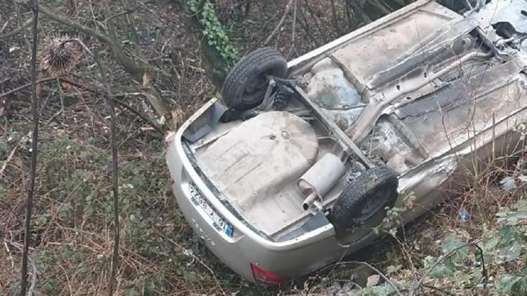 Uçurumdan yuvarlanan otomobildeki 2 arkadaş yaralandı