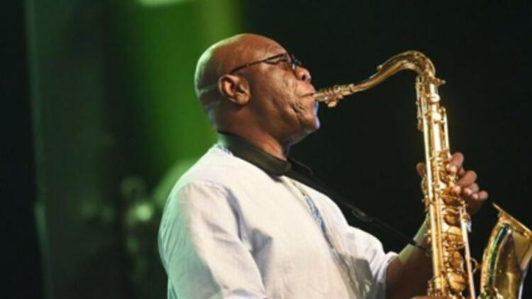 Efsane saksofon sanatçısı Emmanuel N'Djoke Dibango, corona virüs nedeniyle hayatını kaybetti
