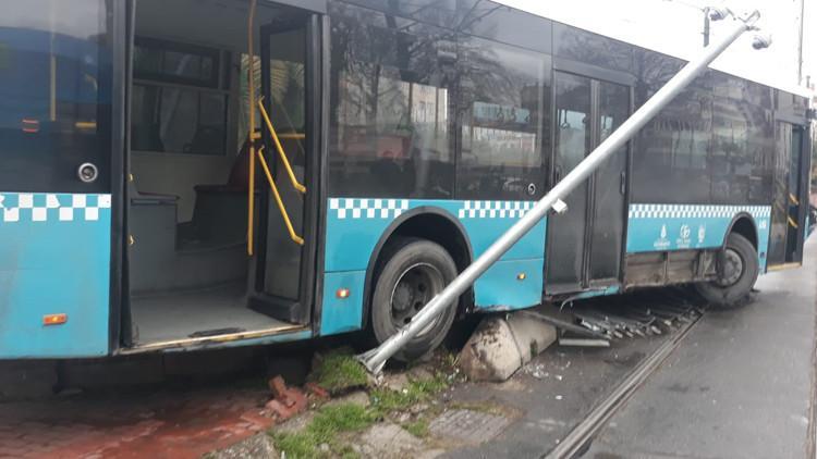 Aksaray'da otobüs tramvay yoluna girdi