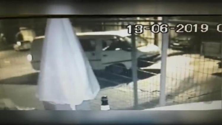 Gaziosmanpaşa'da minibüs hırsızlığı kamerada