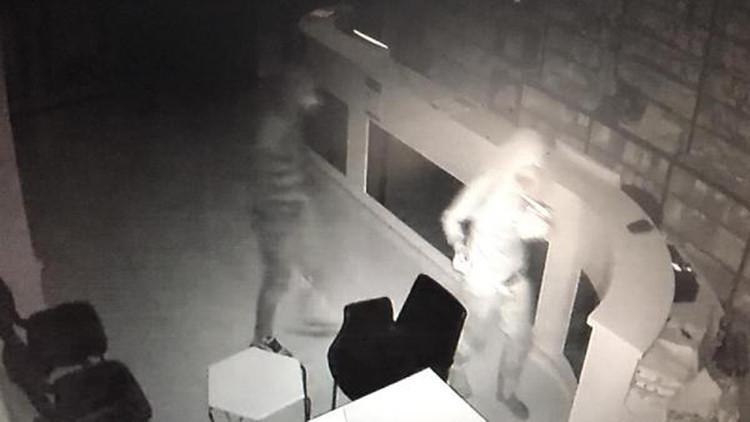 Duvarı delerek eczaneyi soyan kuzenler tutuklandı