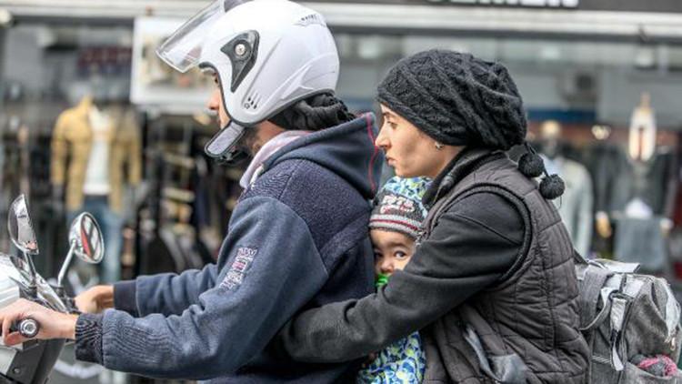 Motosiklet üzerinde tehlikeli yolculuk