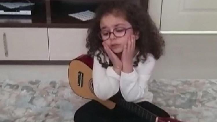 Konyalı minik Elmira'dan şarkı söyleyerek 'Evde kalın' çağrısı