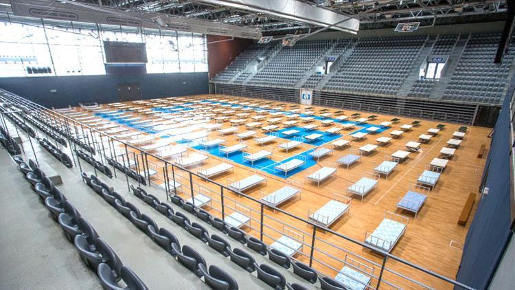 Basketbol sahasını geçici hastaneye çevirdiler