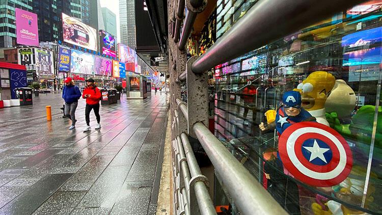 New York'ta mağazalar yağmaya karşı vitrinlerini plakalarla kapattı