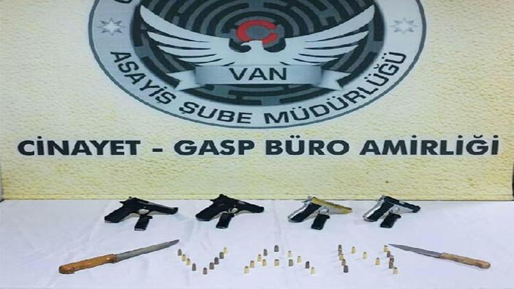 3 kişinin cinayet şüphelileri adliyeye sevk edilirken, 4 silahla yakalandılar