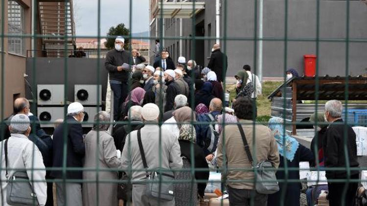 Isparta'daki umreciler test sonucunu bekliyor