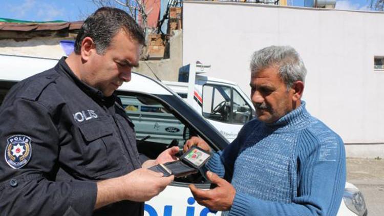 Yolda bulduğu içinde para olan cüzdanı polise teslim etti