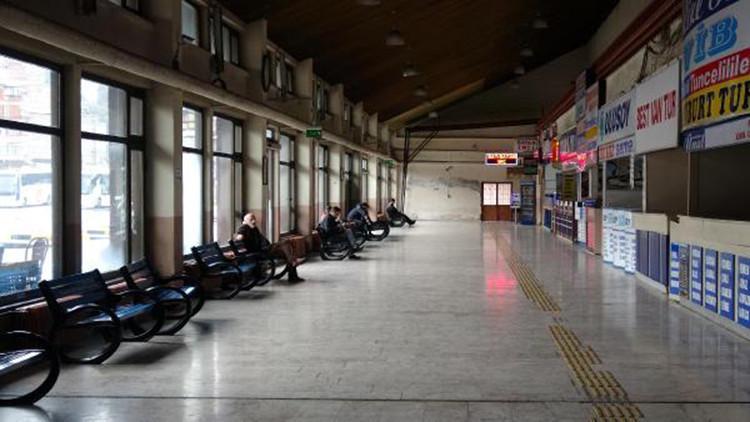 Trabzon'da seferler durdu, firmalar kepenk indirdi