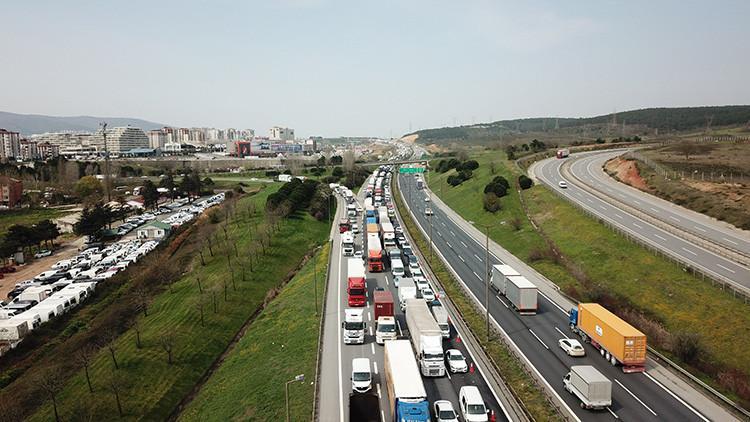 Son dakika haberi... Corona Virüs denetimi! İstanbul giriş ve çıkışında polis tüm araçları durdurdu: Kilometrelerce kuyruk