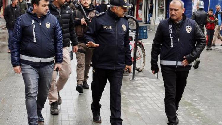 Emniyet müdürü sokak sokak gezip, halkı uyardı