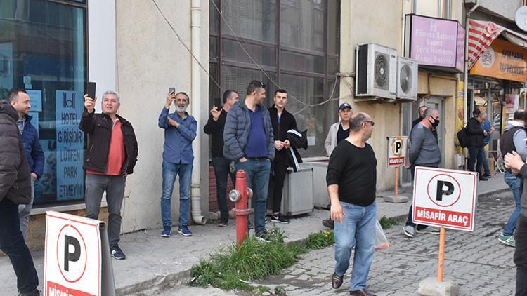 Sosyal mesafeye uymadan yangını izlediler