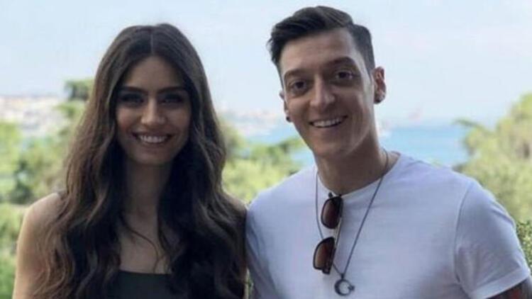 Amine Gülşe-Mesut Özil çifti kızlarına kavuştu