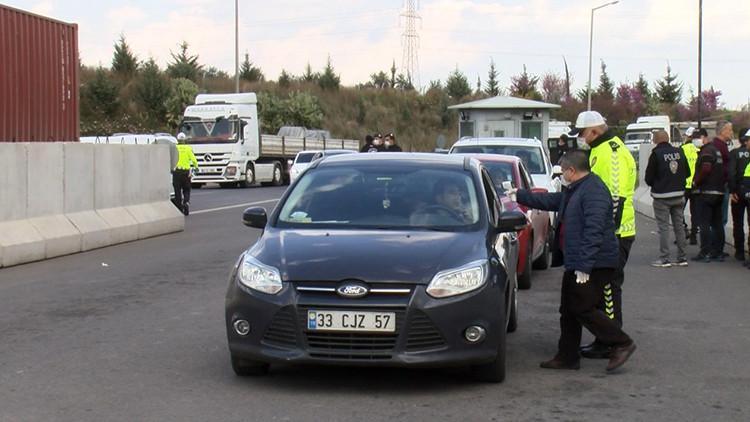 Adana'da polis, otoyolda koronavirüs denetimi yaptı