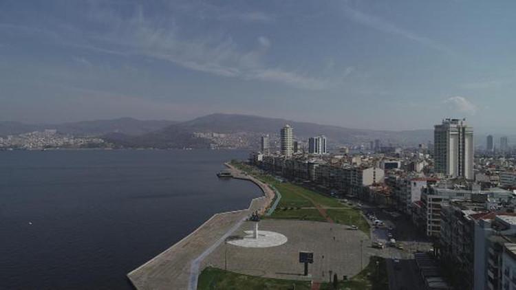 İzmir'de meydanlar bomboş