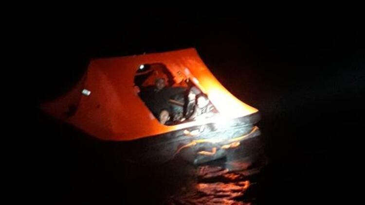 Yunan sahil güvenliğinin Türk kara sularına bıraktığı 9 sığınmacı kurtarıldı       