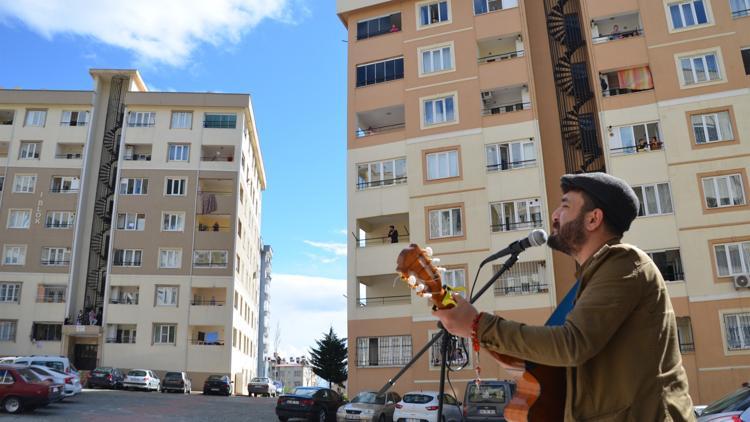 Üniversiteliden evde kalanlara moral konseri