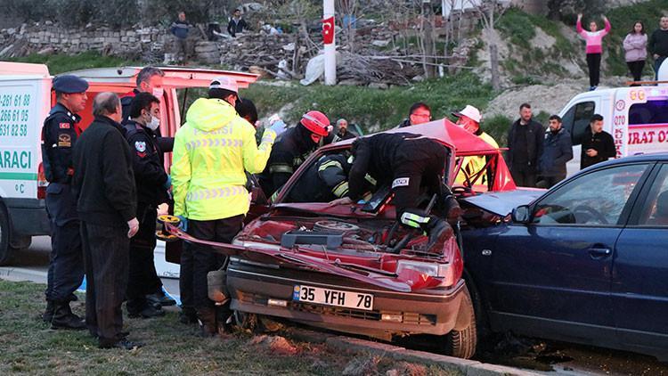 Denizli'de iki otomobil çarpıştı: 1 ölü, 2 yaralı
