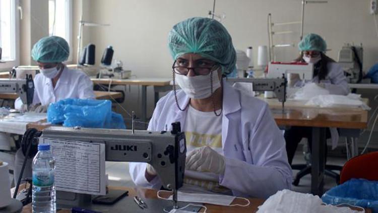 Kırşehir'de öğretmen ve öğrencilerden maske üretimi
