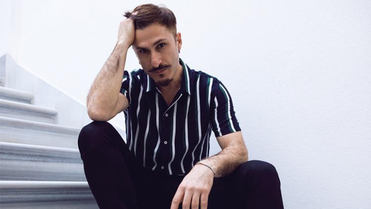 Aramızdaki Duvarları Yıksam Yıkarım Şu An Ama Baştan Başlayamam