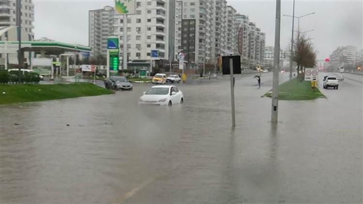 Diyarbakır'da sular altında kalan araçlar çekici yardımıyla kurtarıldı