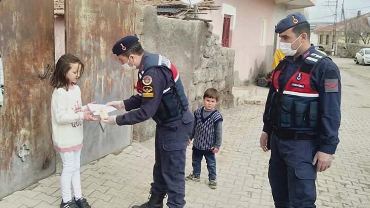 9 yaşındaki Hilal Su Mert, biriktirdiği 120 lirayı kampanyaya bağışladı
