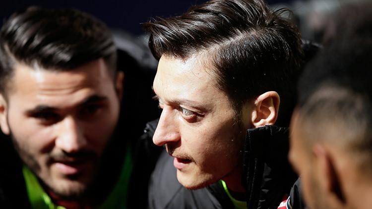 Mesut Özil'den "evde kalanlara" Arsenal maçına davetiye