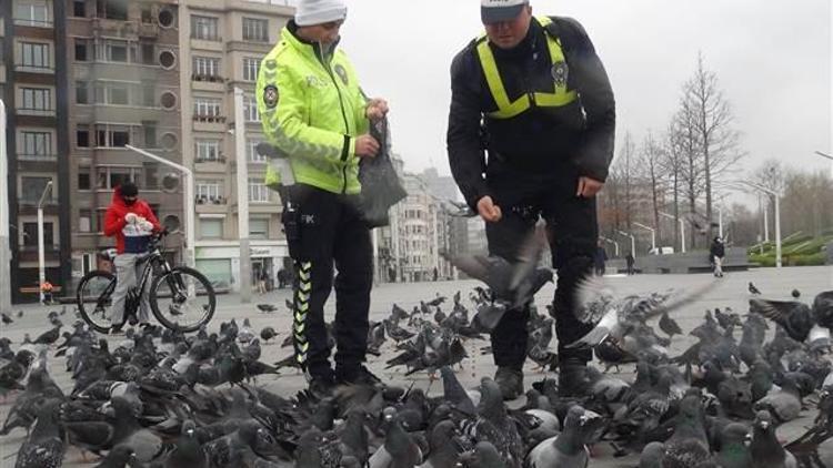Taksim’de aç kalan güvercinleri trafik polisleri besledi 