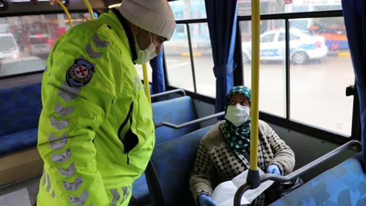Polis, durdurdukları araçlardakilere neden dışarı çıktıklarını sordu