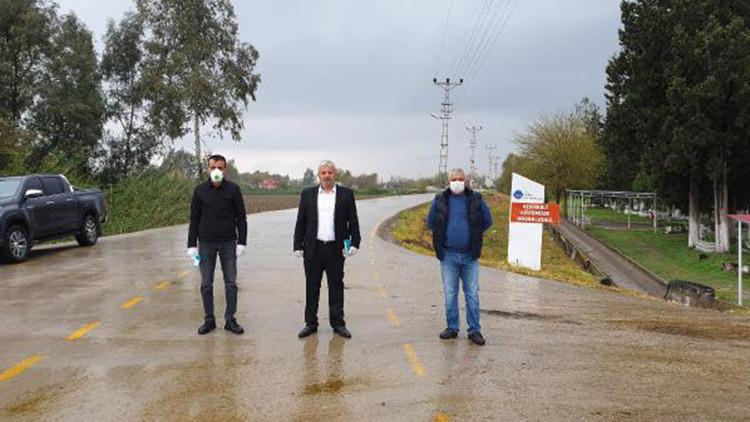 Köyün giriş ve çıkışlarında nöbet tutuyorlar