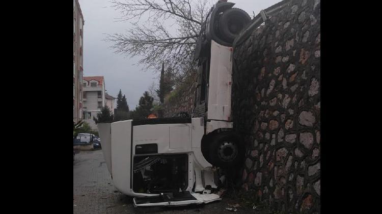 Arka tekerlekleri bariyere takılan TIR asılı kaldı