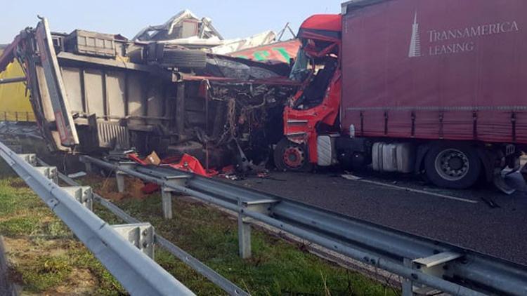 22 TIR birbirine girdi! 2 ölü