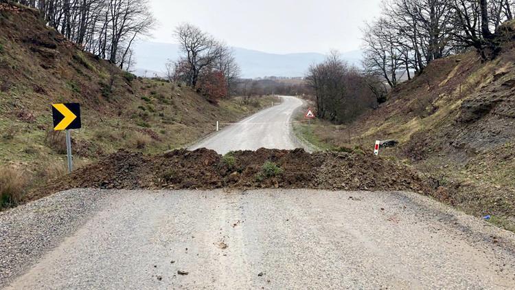 Asker bazı yolları toprak dökerek kapattı!
