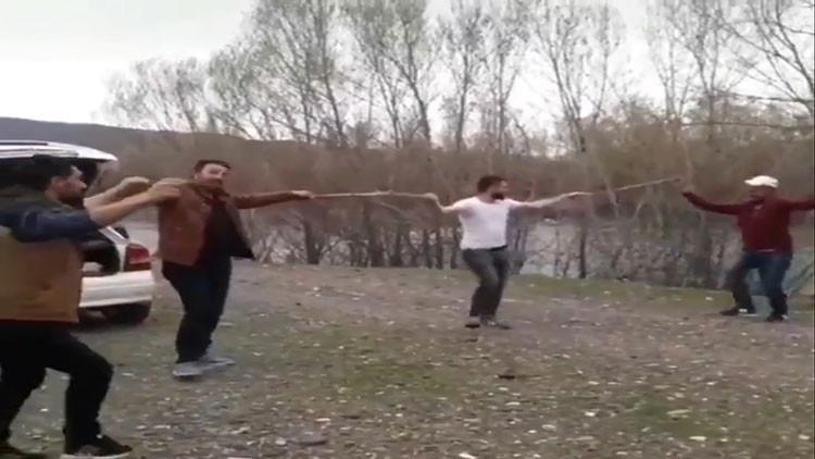 Tarım işçileri, sosyal mesafeyi koruyarak halay çekti