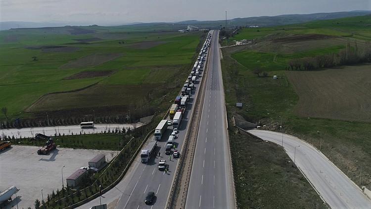 Kilometrelerce uzanan araç kuyruğu havadan görüntülendi