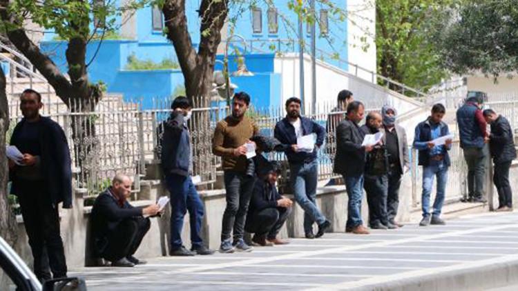 Şanlıurfa’da tarım işçileri izin sırasına girdi