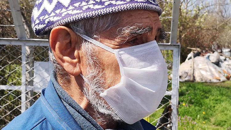 Emekli öğretmen ilaçlarını getiren sağlık ekiplerini görünce gözyaşlarını tutamadı