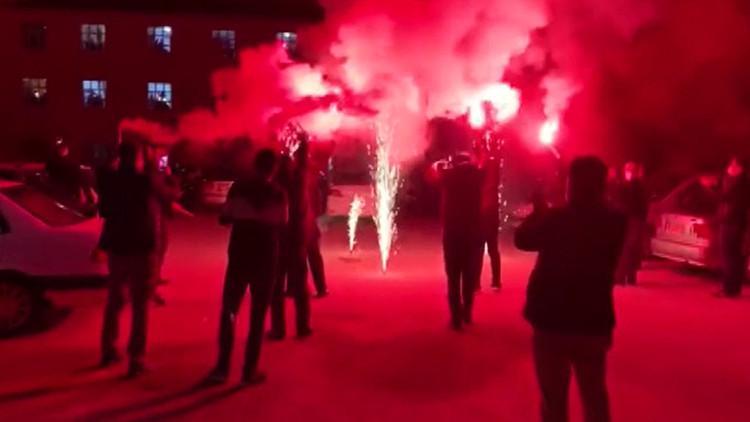 Karantinadaki cezaevi personeline mesai arkadaşlarından meşaleli sürpriz