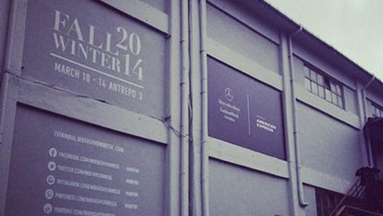 İstanbul Moda Haftası yağmurlu bir günle başladı