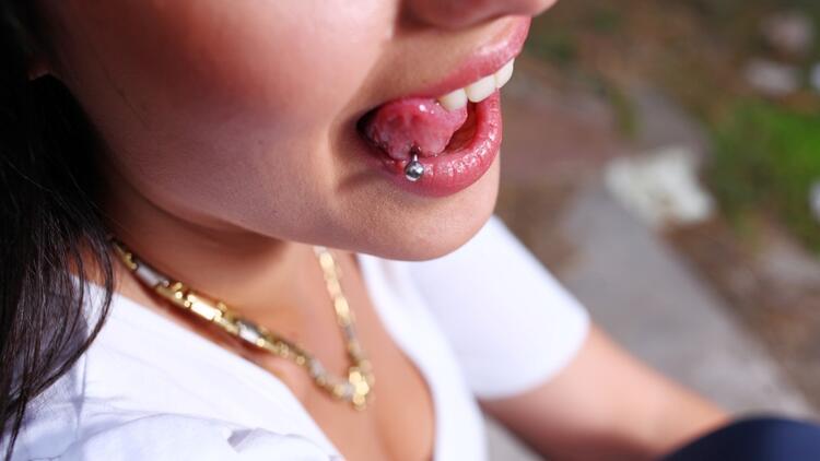 Dil piercingi sağlığa zararlı mı?