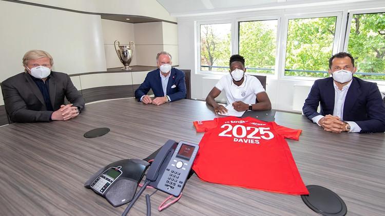 Bayern Münih Alphonso Davies'in sözleşmesini 2025'e kadar uzattı