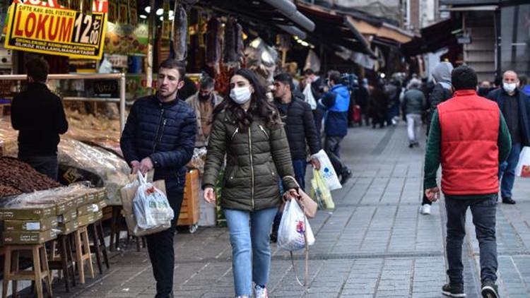 Eminönü'nde sokağa çıkma yasağı öncesi ramazan alışverişi hareketliliği