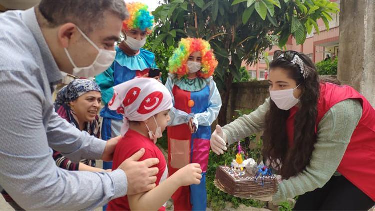 Hatay'da 6 yaşına giren lösemi hastası çocuğa sürpriz doğum günü